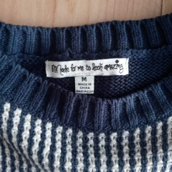 Made To Look Amazing Women's Medium Blue & White Short Sleeve Tunic Knit Sweater - Picture 4 of 5
